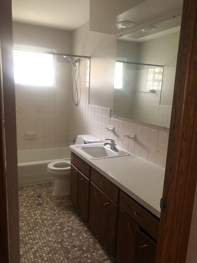 Building Photo - LARGE 3BED/1BATH/GARAGE/YARD - SINGLE FAMI...