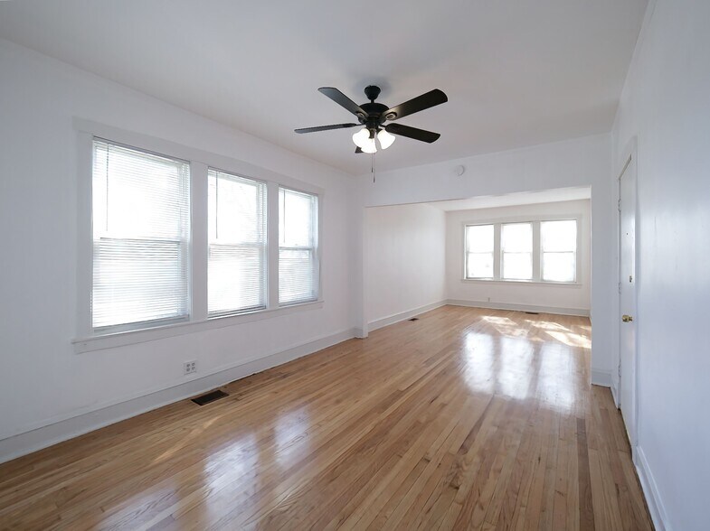 Building Photo - 5004 W Armitage Ave