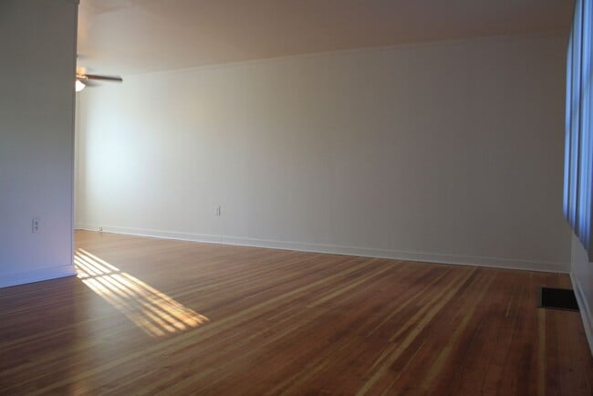 Building Photo - 2 Blocks from the river!!