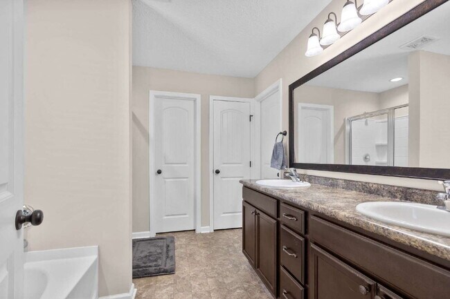 Building Photo - Large home only 10 minutes from Fort Stewart