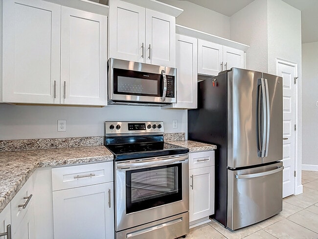Building Photo - Welcome in to this beautiful Unfurnished -...