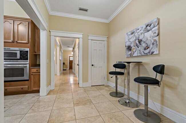 Building Photo - 611 S Orleans Ave