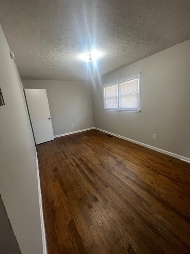 Building Photo - 1236 Crewdson Dr