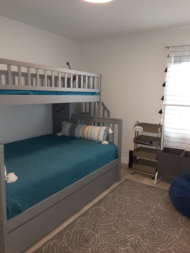 Building Photo - Seasonal-Beautifully renovated top floor 2/2 condo downtown Sarasota.