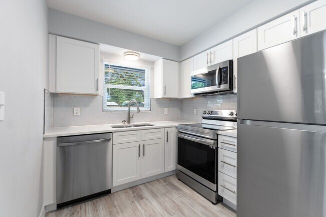 Building Photo - A Truly Charming Find! Discover this stunning 1-bedroom, 1-bath duplex in the highly sought-after...