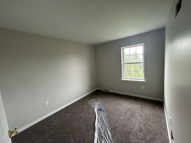 Building Photo - Updated Townhome