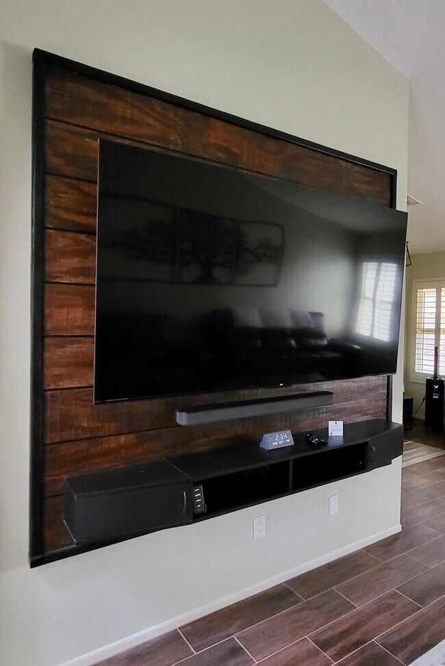 Building Photo - 6609 W Sierra St