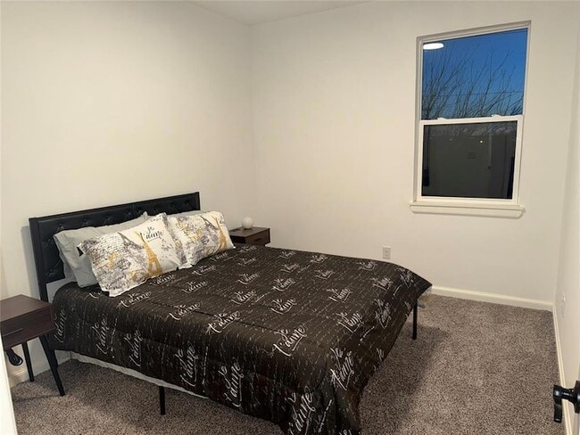 Building Photo - 573 S Fretz Ave