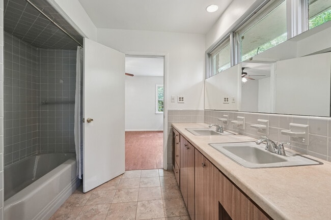 Building Photo - 18 Dorison Dr