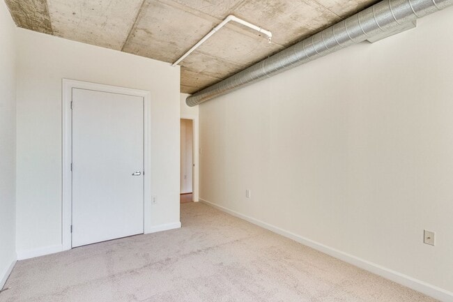 Building Photo - Modern 3 Bed 2 bath condo WITH 2 PARKING S...