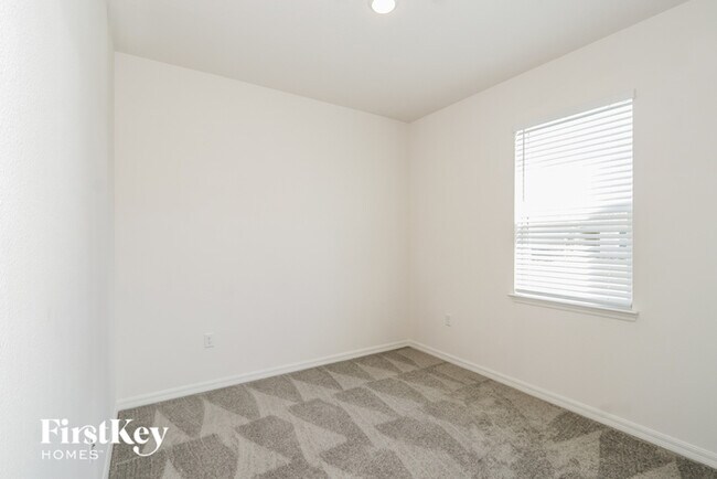 Building Photo - 418 Reina Wy