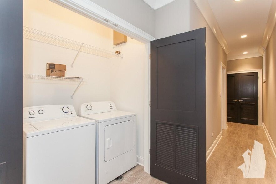 Building Photo - 872 W Lill Ave