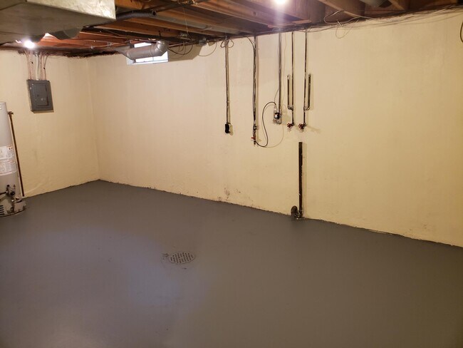 Building Photo - 1351 S Center Rd