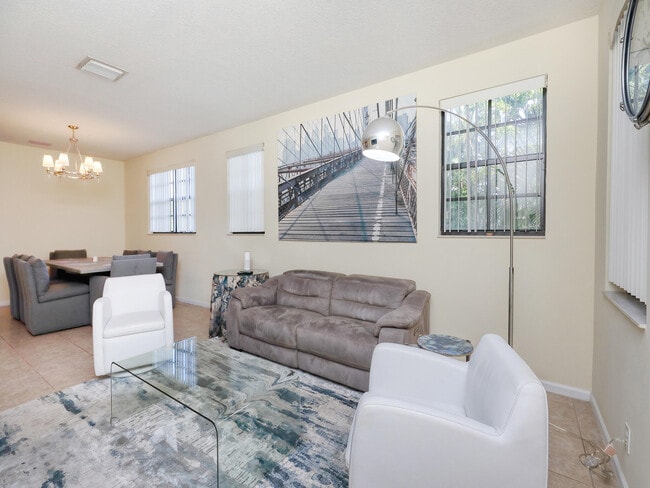 Building Photo - 102 Astor Cir