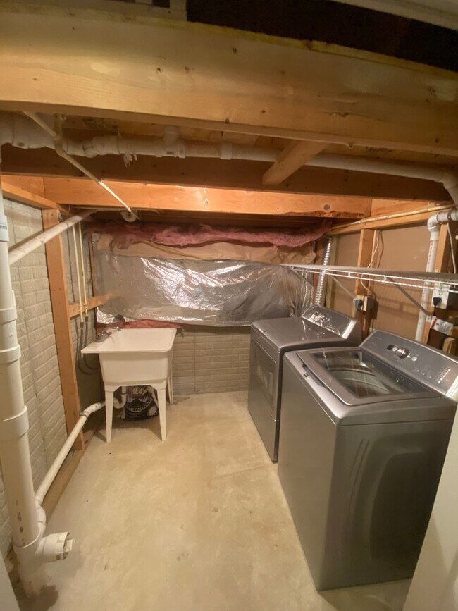 Building Photo - Charming 3 Bedroom/2 Full Bath/2 Half Bath Townhome in Constant Friendship, MD!