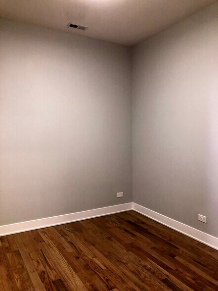 Building Photo - 354 W Dickens Ave