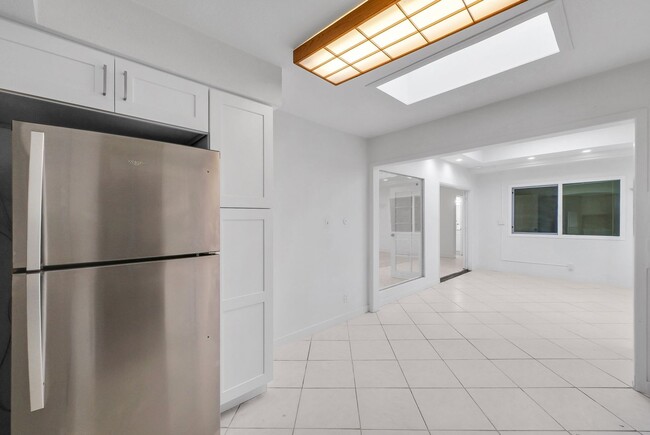 Building Photo - "Rare Single-Story Remodel: Modern 3BR End-Unit in University Park