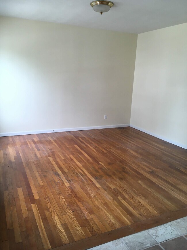 Building Photo - 196 Frank St