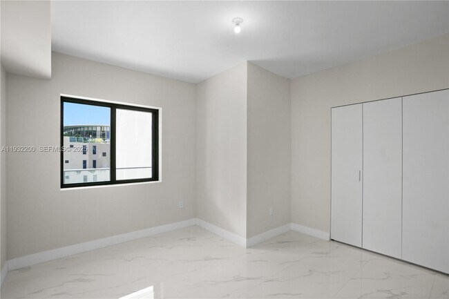 Building Photo - 700 NE 24th St