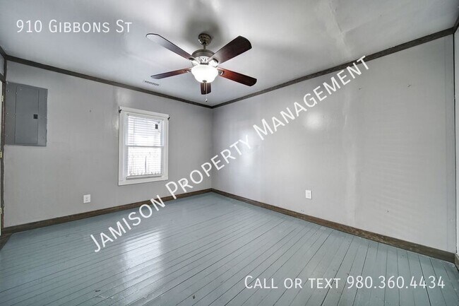 Building Photo - 910 Gibbons St