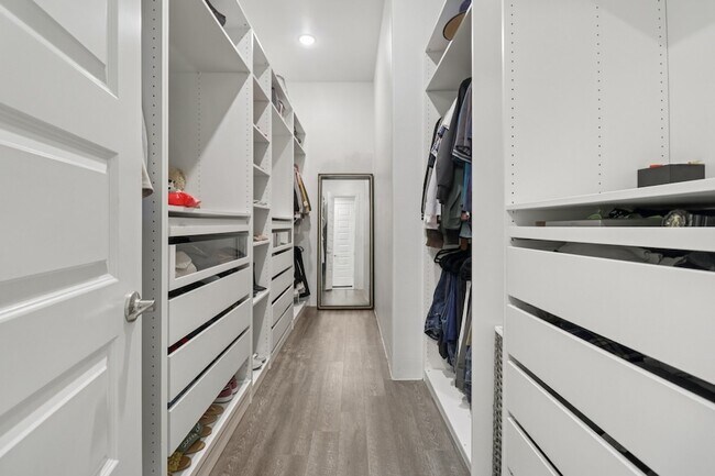 Building Photo - 1329 Stoneleigh Pl