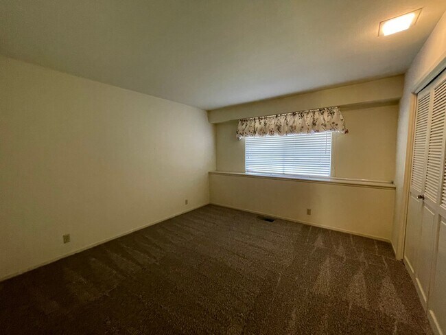 Building Photo - Custom home located next to Oakdale Country Club!