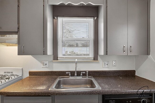 Building Photo - $1350 3 bedrooms