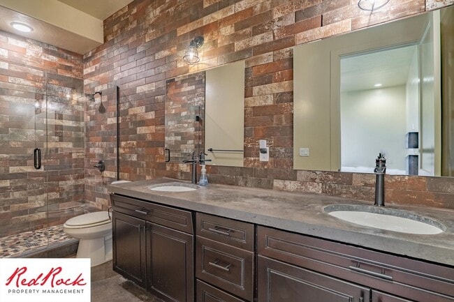 Building Photo - 4 Bedroom Luxury Home Near Sand Hollow