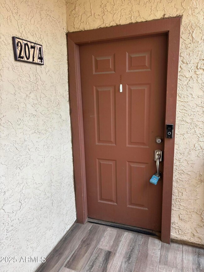 Building Photo - 2121 W Royal Palm Rd