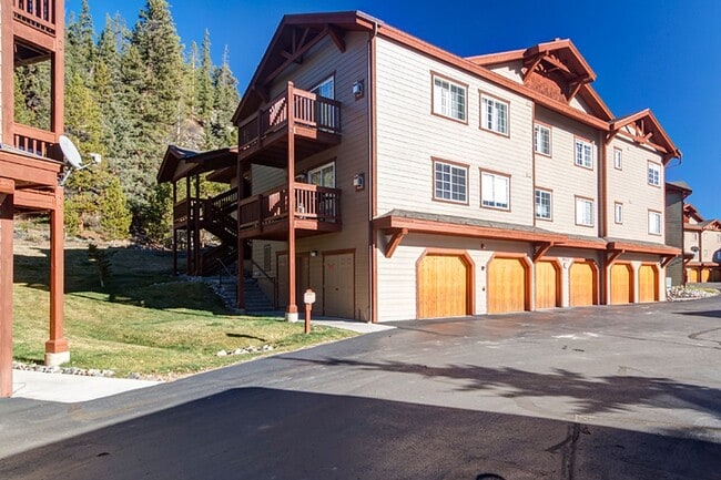 Building Photo - Heat included!  1 car garage!  Vaulted Cei...