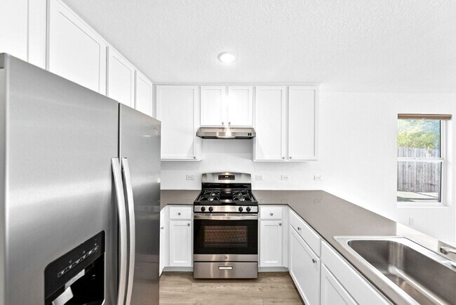 Building Photo - Charming 3-Bedroom Haven with 2 Full Baths