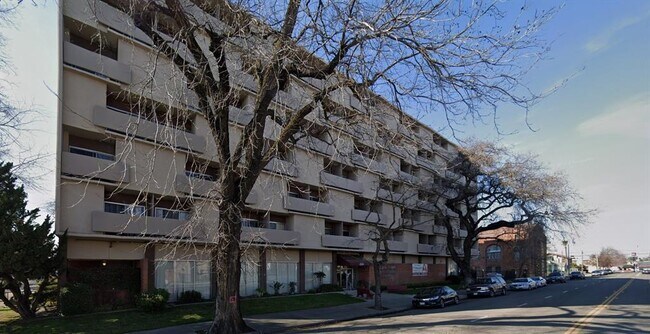 Building Photo - 1320 N Monroe St