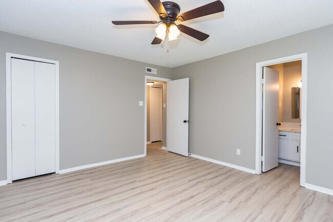 Building Photo - 10 Greenhaven Pl