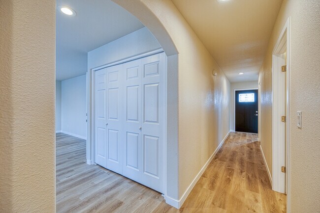 Building Photo - 5489 Shalynn Dr