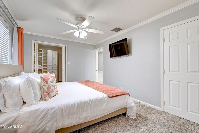 Building Photo - 1027 W 19th St