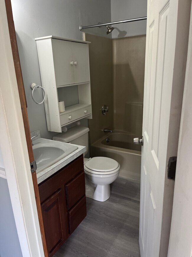 Building Photo - 731 Pleasant St