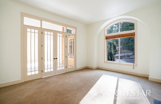 Building Photo - Gorgeous, Gated and Lake Front in Oregon City