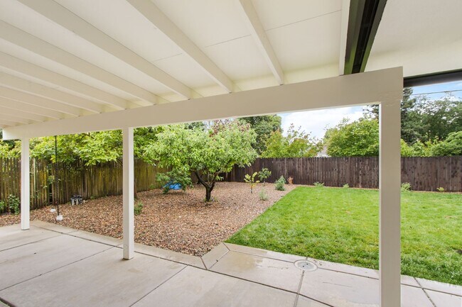 Building Photo - Central Davis 3/2 Mid Modern