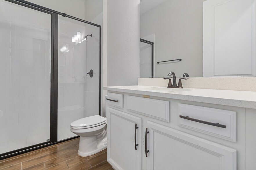 downstairs bathroom - 16753 Gullfloss Ter