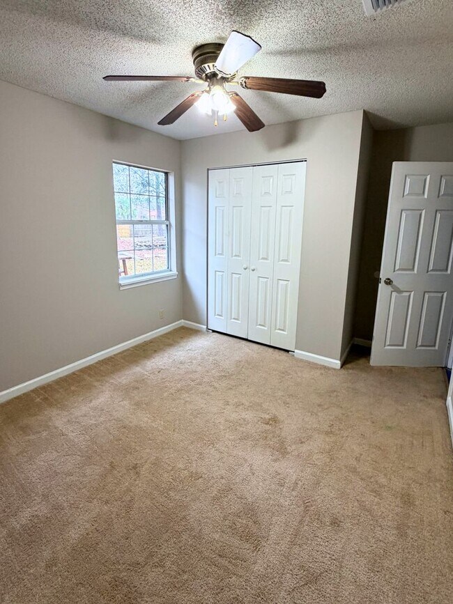 Building Photo - 4/2 with LARGE fenced in yard and recently renovated!