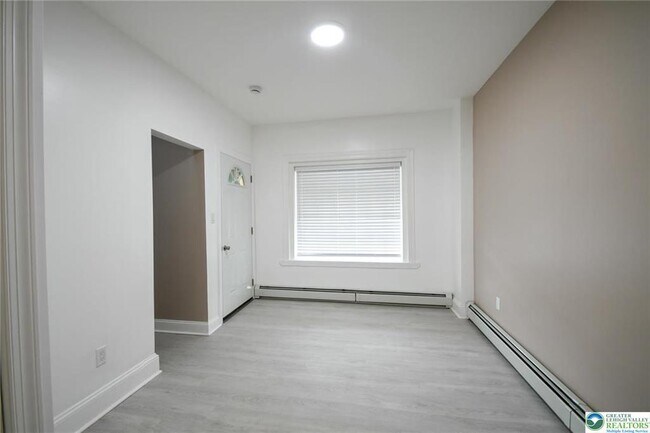 Building Photo - 459 Linden St