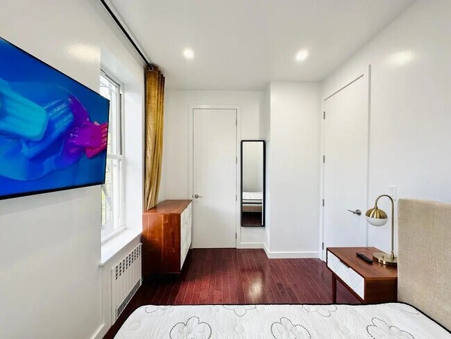Building Photo - Furnished room/NOT APARTMENT