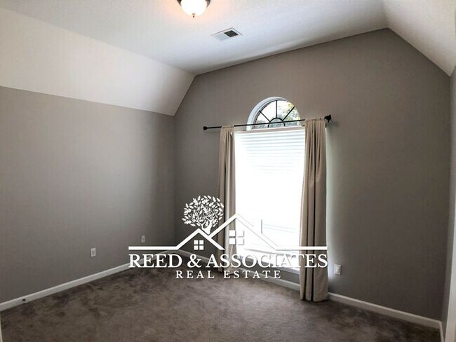 Building Photo - Charming 1.5 Story Oakland Home!