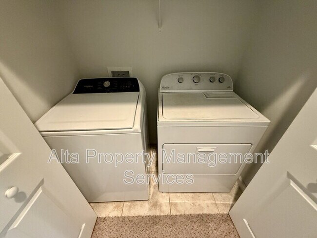 Building Photo - 6812 Roundleaf Dr