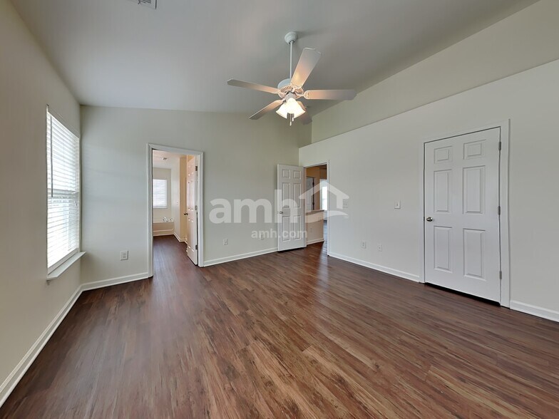 Building Photo - 2718 Quail Oaks Dr