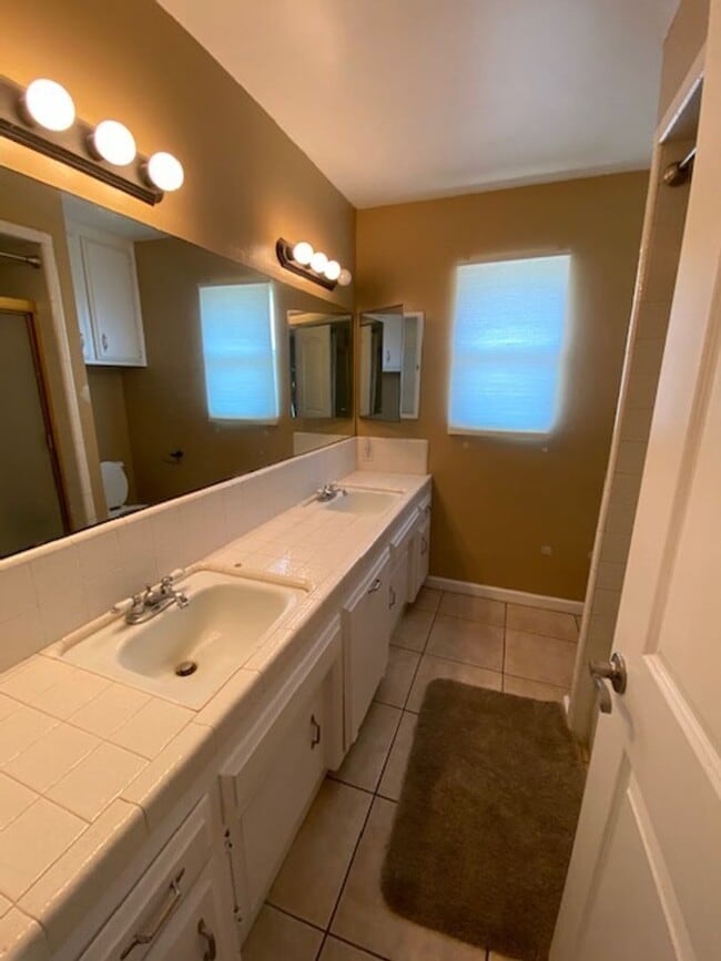 Building Photo - SW Bakersfield home with pool!