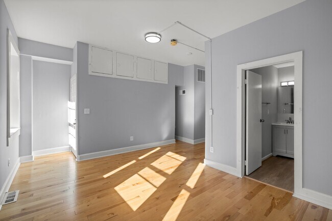 Building Photo - 112 W Mulberry St