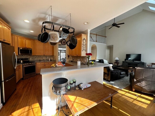 Building Photo - Stunning 5 bedroom 3 bath Carrboro Home with Fenced Yard and Hot Tub!