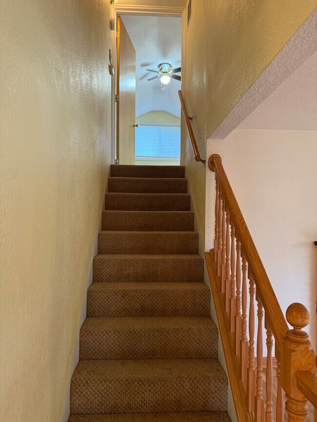 Building Photo - 4 bedroom 2 bathroom home in a great neighborhood!