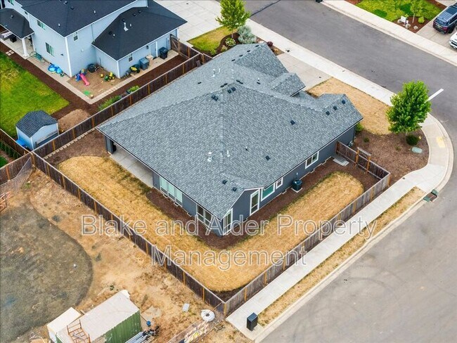 Building Photo - 496 NW Cascade Mountain Dr